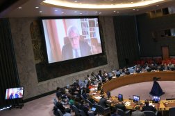 أعضاء مجلس الأمن يستمعون إلى إحاطة من وكيل الأمين العام للأمم المتحدة للمساعدات الإنسانية منسق المعونة الطارئة مارتن غريفيث حول الوضع في اليمن (أ.ف.ب)