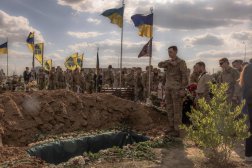 مقاتلو «لواء آزوف» الأوكراني يقدمون تحيتهم عند قبر نازاري جرينتسيفيتش وهو جندي أوكراني من «لواء آزوف» يُدعى غرينكا قُتل في ساحة المعركة خلال مراسم جنازة في فينيتسا 10 مايو 2024 (أ.ف.ب)
